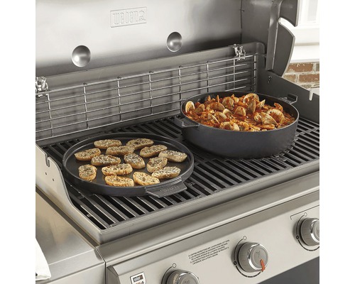 Gril Weber s grilovací deskou a hrncem s jídlem