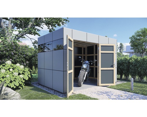 Moderní kůlna s otevřenými dvoukřídlými dveřmi a motorkou na zahradě