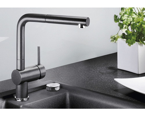 Kuchyňská baterie s výsuvnou sprchou na kuchyňské lince