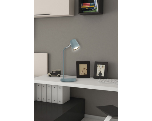 Psací stůl se stolní lampou, rámečky na fotografie a dekorace