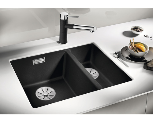 Dvojitý granitový dřez s baterií na kuchyňské lince