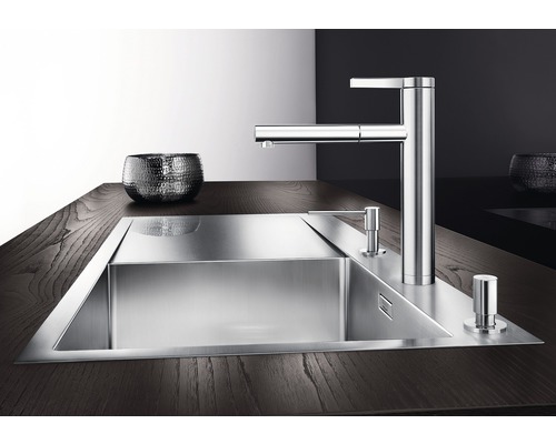 Nerezový dřez s baterií a dávkovačem saponátu na tmavé pracovní desce