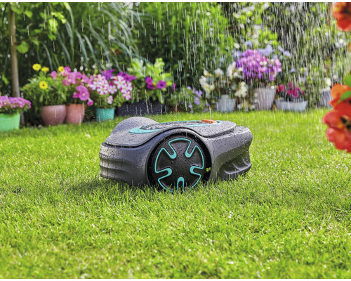 Robotická sekačka v provozu za deště na zahradě.