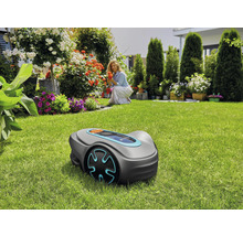 Robotická sekačka na trávníku v zahradě.
