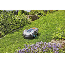 Robotická sekačka Gardena na trávníku v zahradě.