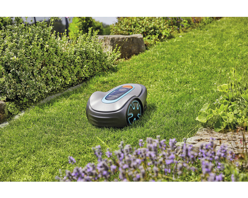 Robotická sekačka Gardena na trávníku v zahradě.