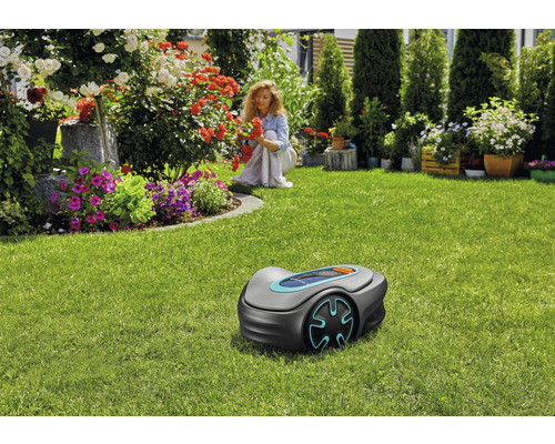 Scéna s robotickou sekačkou na zeleném trávníku v zahradě.