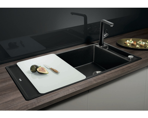 Dřez s baterií a krájecí deskou