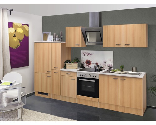 Kuchyňská linka s horními a dolními skříňkami, sporákem, dřezem a odsavačem par