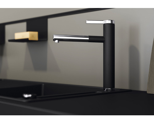 Kuchyňská baterie v černé a chromové barvě na dřezu