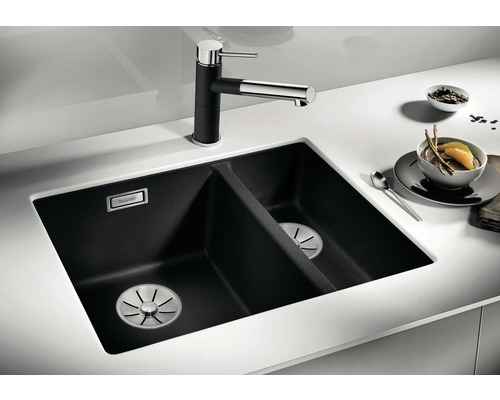 Černý dvojitý dřez z kompozitního materiálu s vodovodní baterií na bílé pracovní desce