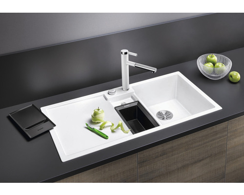 Kuchyňský dřez s odkapávací plochou, baterií a příslušenstvím na pracovní desce