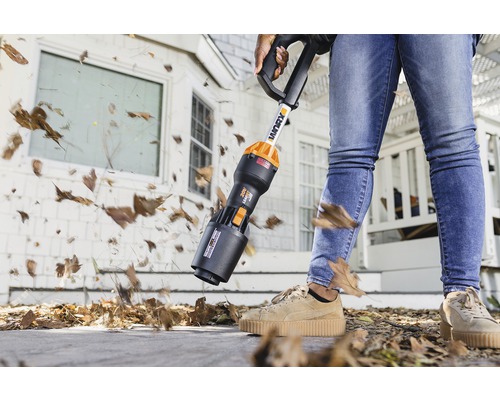 Akumulátorový vysavač listí se používá k odstraňování listí před domem.