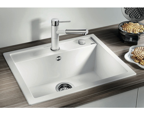 Kuchyňský dřez s baterií a odtokem