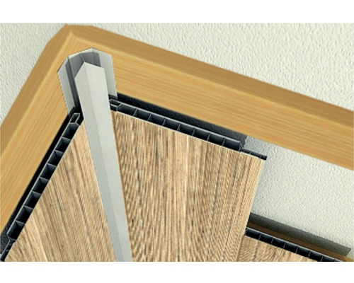 Detailní záběr obkladu stropu s dřevěným dekorem a odpovídajícími ozdobnými lištami.