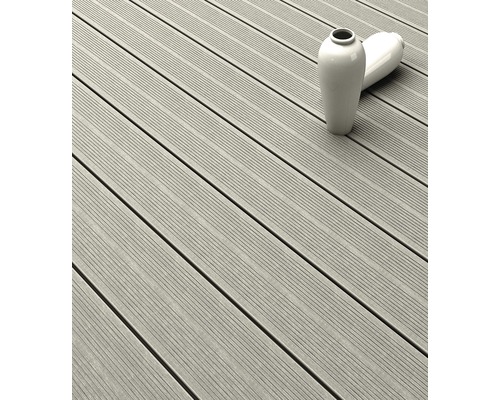 Dřevěná terasová prkna se dvěma vázami