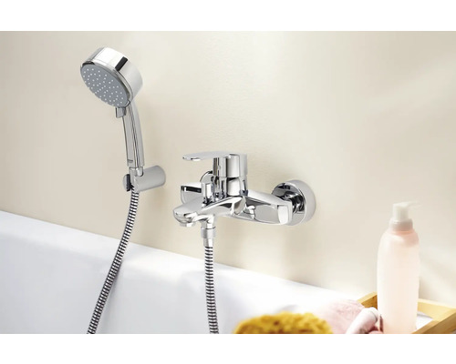 Nástěnná sprchová baterie s ruční sprchou na okraji vany