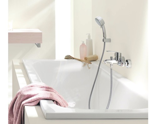 Koupelna s vanou, ruční sprchou a baterií