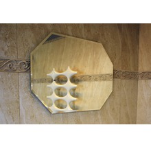 Osmihranné zrcadlo s radiátorem v koupelně