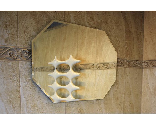 Osmihranné zrcadlo s radiátorem v koupelně