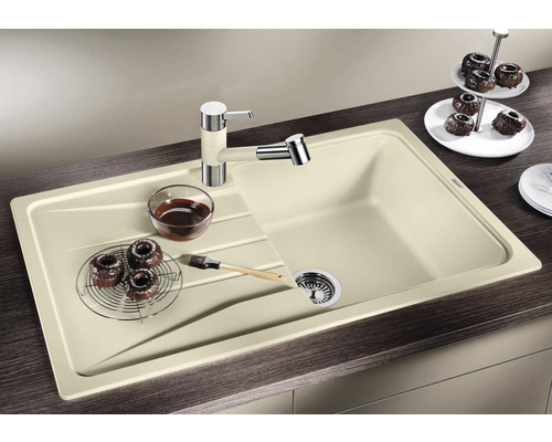 Dřez s odkapávací plochou a baterií na pracovní desce