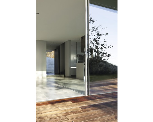 Otevřený obývací prostor s posuvnými dveřmi do zahrady