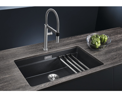 Dřez s odkapávačem a baterií na pracovní desce