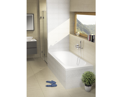 Světlá koupelna s vanou, umyvadlem, zrcadlem, sprchovým koutem a oknem