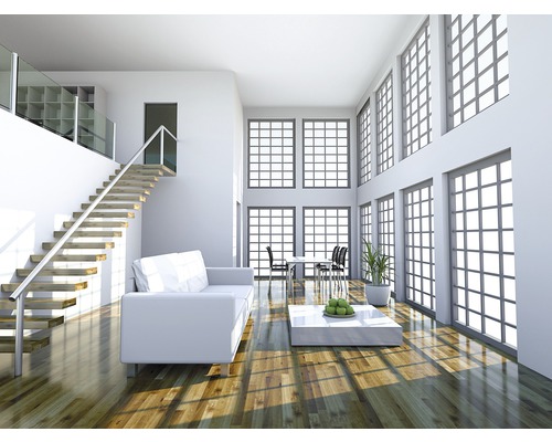 Světlý obývací pokoj se schodištěm, pohovkou, stolem a velkými okny.