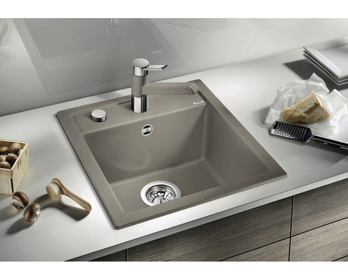 Dřez s baterií ve světlé kuchyni