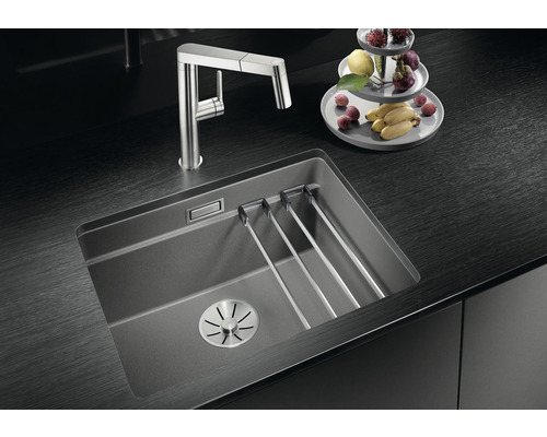 Kompozitový kuchyňský dřez s odkapávačem a baterií na tmavé pracovní desce