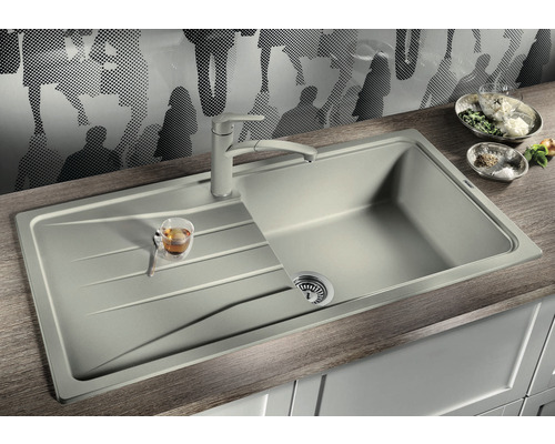 Kuchyňský dřez s odkapávací plochou a baterií na pracovní desce