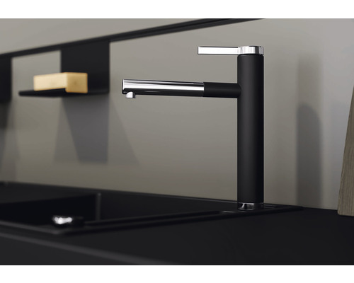 Kuchyňská baterie s černou základnou a chromovaným výtokem