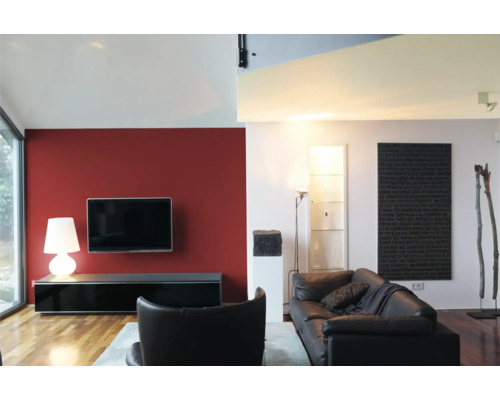 Obývací pokoj s televizí, lampou a pohovkou v moderním designu