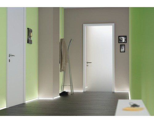 Chodba se dvěma interiérovými dveřmi, šatnou a LED osvětlením