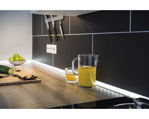 Kuchyňská scéna s pracovní deskou, džbánem s džusem a potravinami