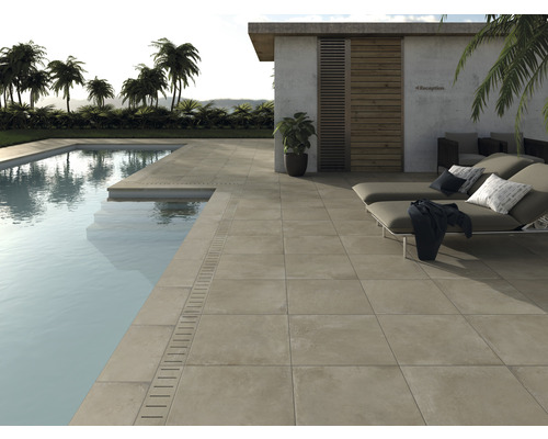 Bazénový lem BEIGE 60x30x5 cm vnější roh Exteriér s bazénem, lehátky a terasovými dlaždicemi.