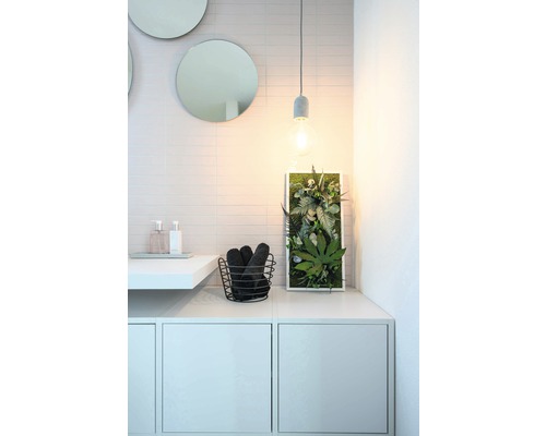 Koupelnová scéna s umyvadlovou skříňkou, zrcadly, lampou, nástěnným obrazem a ručníky