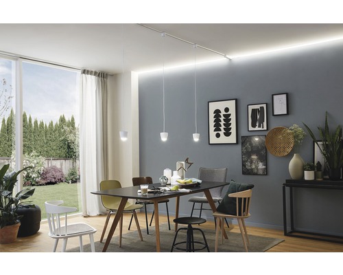 Jídelna s jídelním stolem, židlemi, závěsnými svítidly a stropní lištou