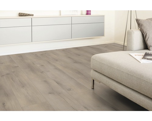 Světlý obývací pokoj s laminátovou podlahou s dřevěným vzhledem a moderní pohovkou