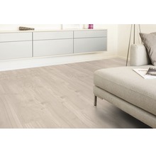 Světlá laminátová podlaha v obývacím pokoji s pohovkou a příborníkem