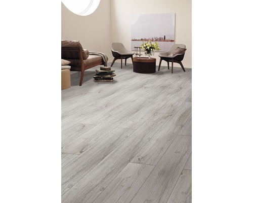 Světlý obývací pokoj s laminátovou podlahou s dřevěným vzhledem, pohovkou, křesly a dekoracemi