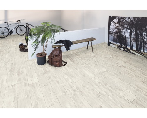 Světlá místnost s laminátovou podlahou, rostlinou, lavicí a dekoracemi