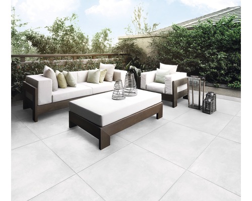 Terasa s posezením a dlažbou v exteriéru.