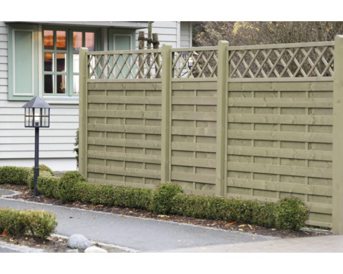 Dřevěný plot v zahradě s lampou a keři