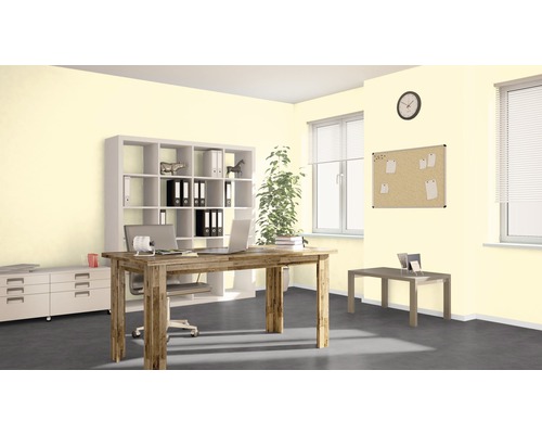 Kancelář se stolem, policemi a kancelářskými potřebami pro světlé a uspořádané pracovní prostředí