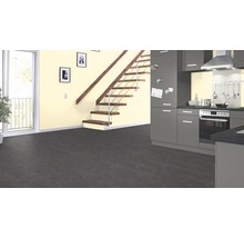 Interiér s tmavě šedou vinylovou podlahou, schodištěm a šedou kuchyní