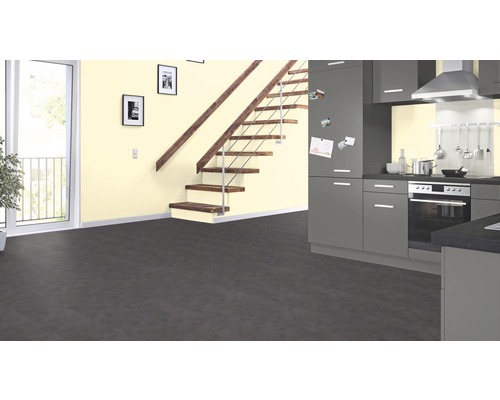 Interiér s tmavě šedou vinylovou podlahou, schodištěm a šedou kuchyní
