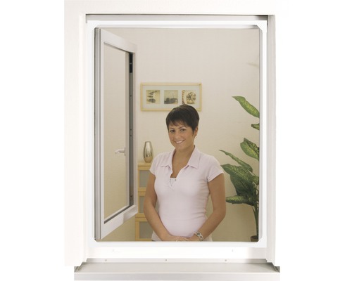 Otevřené okno se sítí proti hmyzu