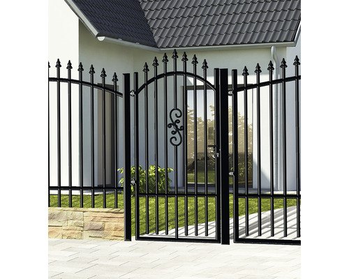 Ozdobná kovová zahradní branka před domem
